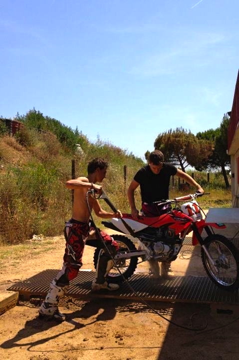 Albert Arenas y yo lavando la moto