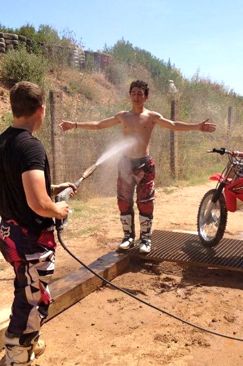 yo lavando a Albert Arenas