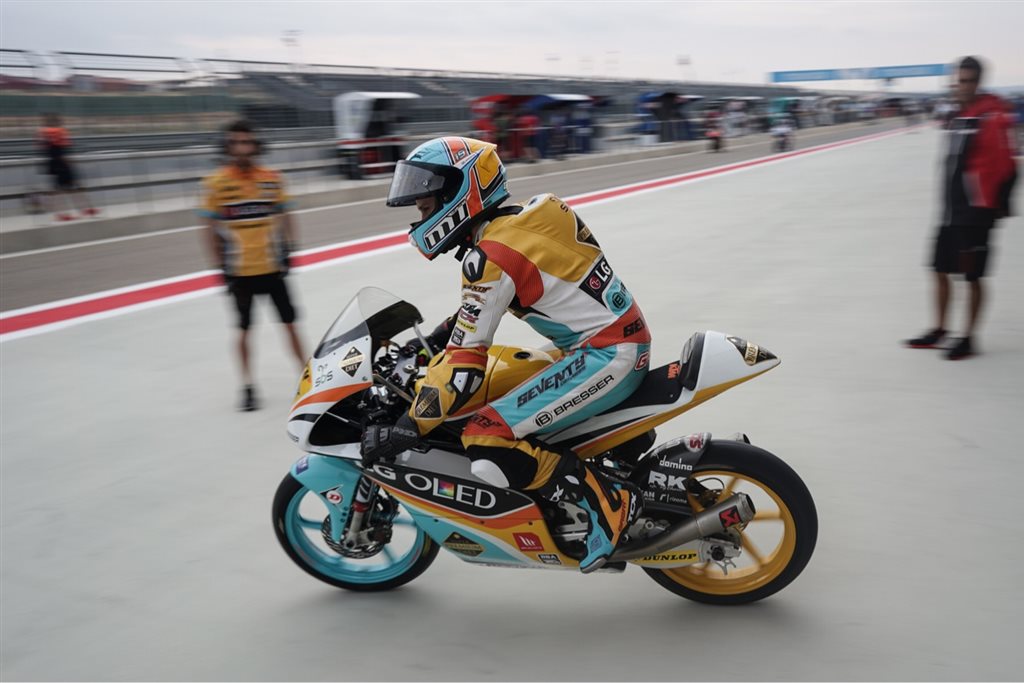 Gabri Rodrigo saliendo del box